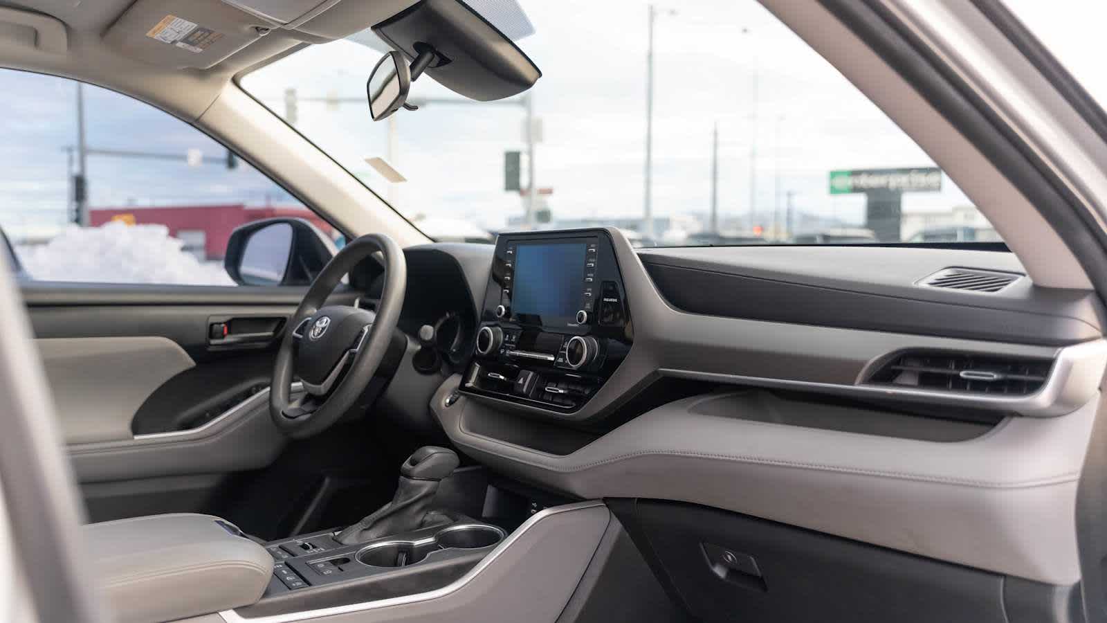 Thumbnail: 2022 Toyota Highlander - 17