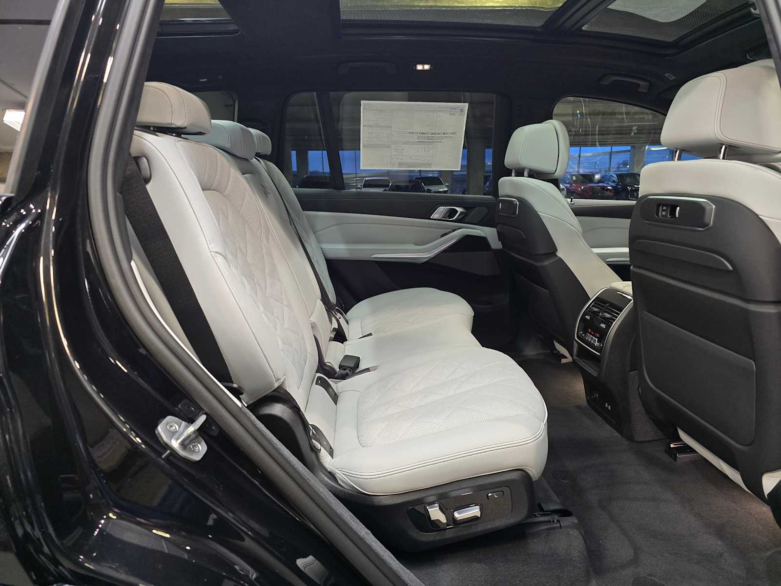 Thumbnail: 2026 BMW X7 - 32