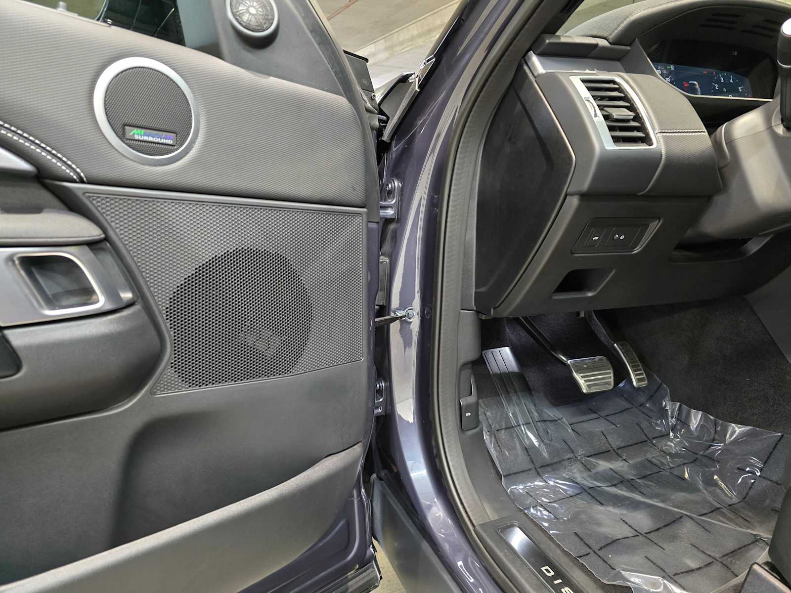 Thumbnail: 2024 Land Rover Discovery - 21