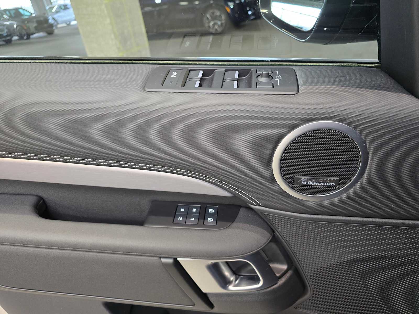 Thumbnail: 2024 Land Rover Discovery - 18