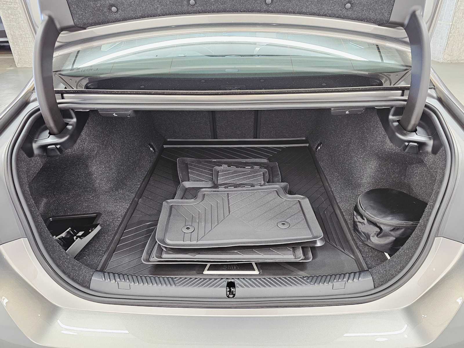 Thumbnail: 2026 BMW i5 - 27