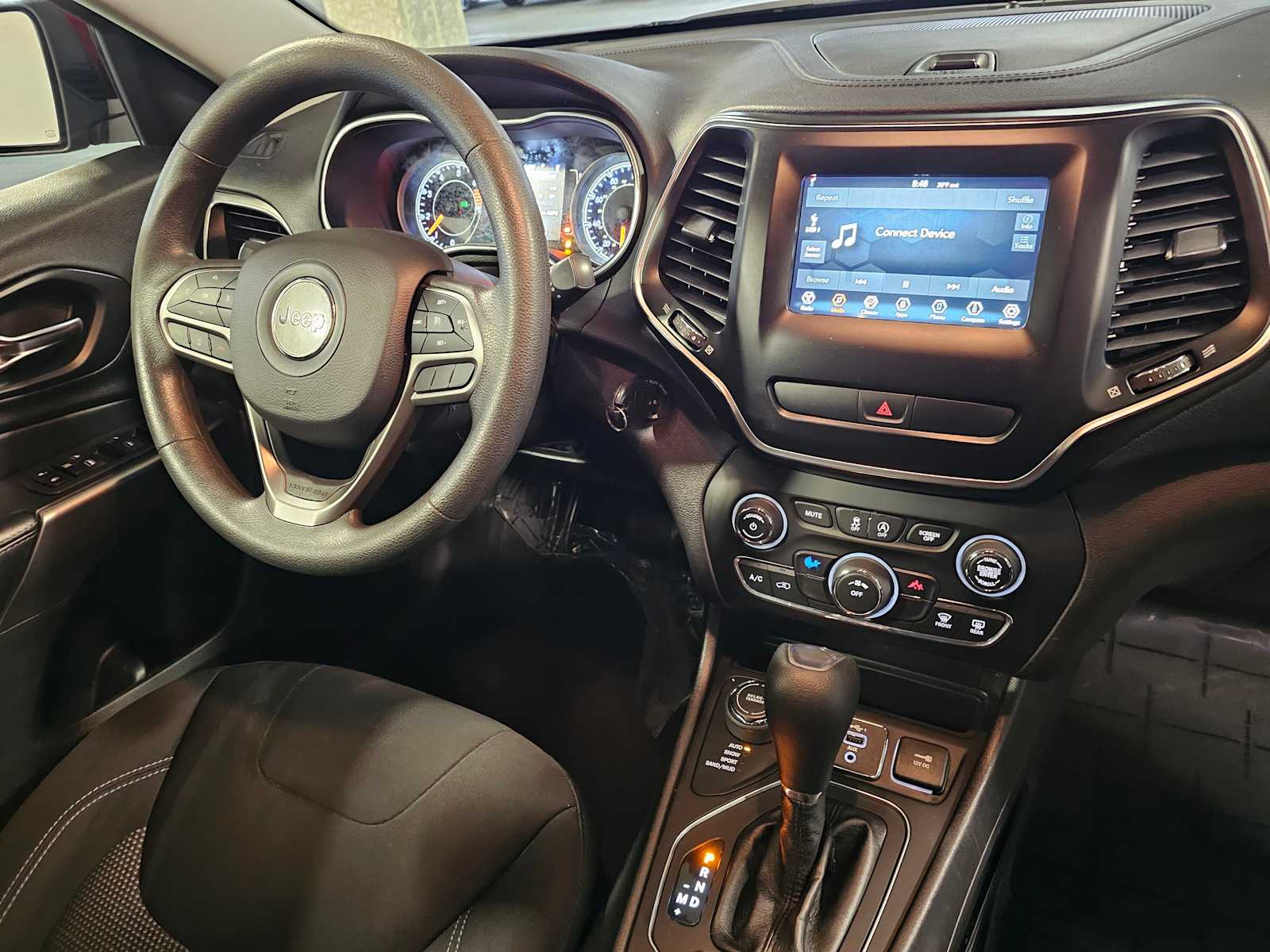 Thumbnail: 2020 Jeep Cherokee - 38