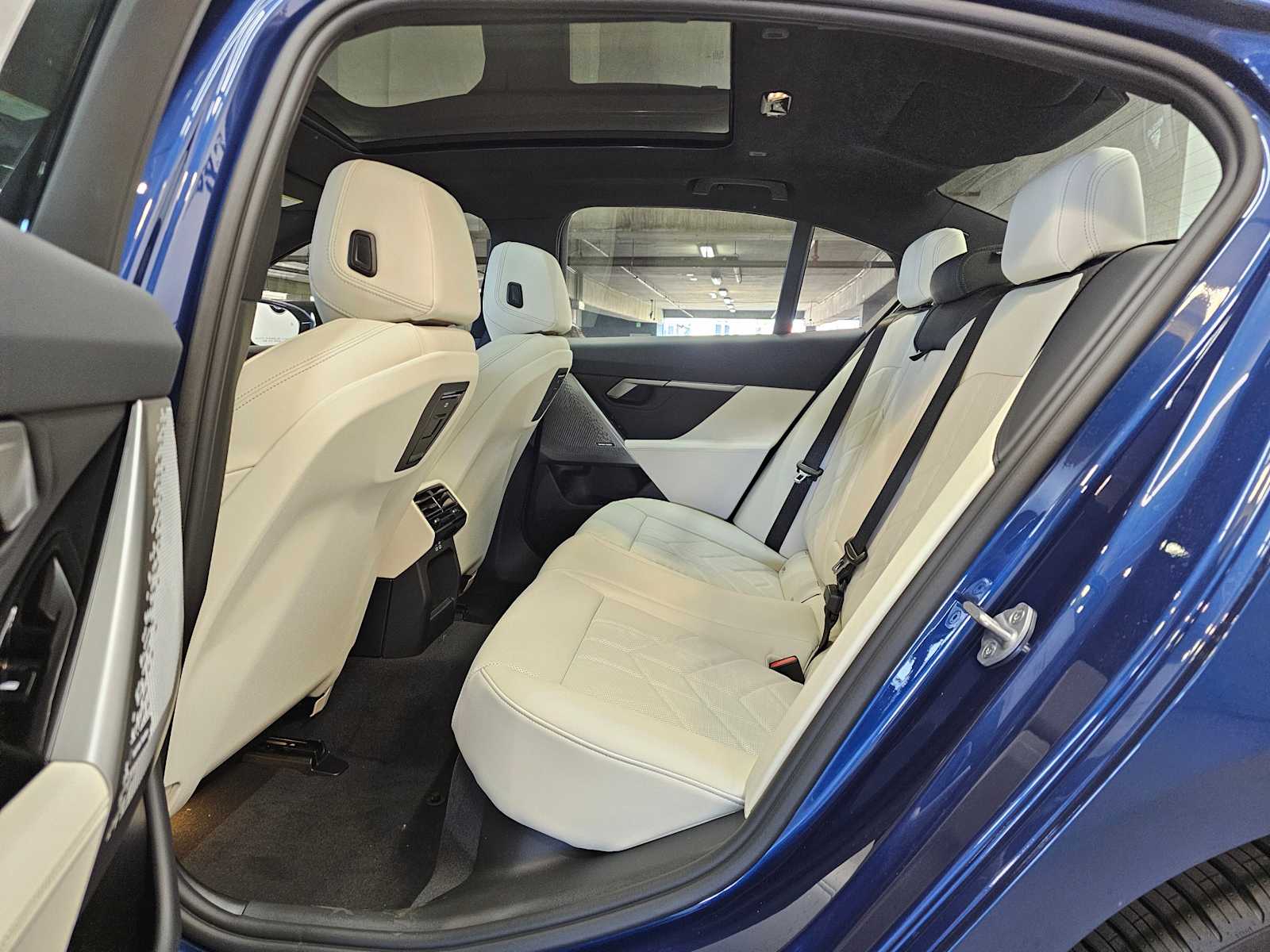 Thumbnail: 2026 BMW 5 Series - 25