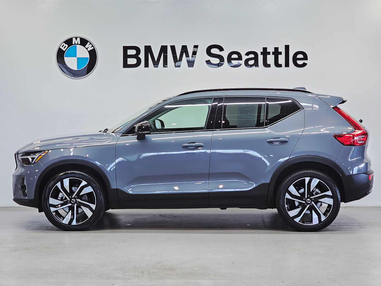 Thumbnail: 2023 Volvo XC40 - 3