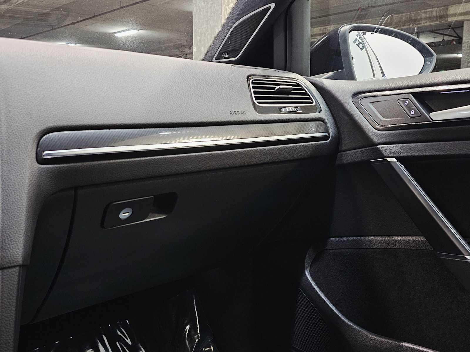 Thumbnail: 2015 Volkswagen Golf - 17