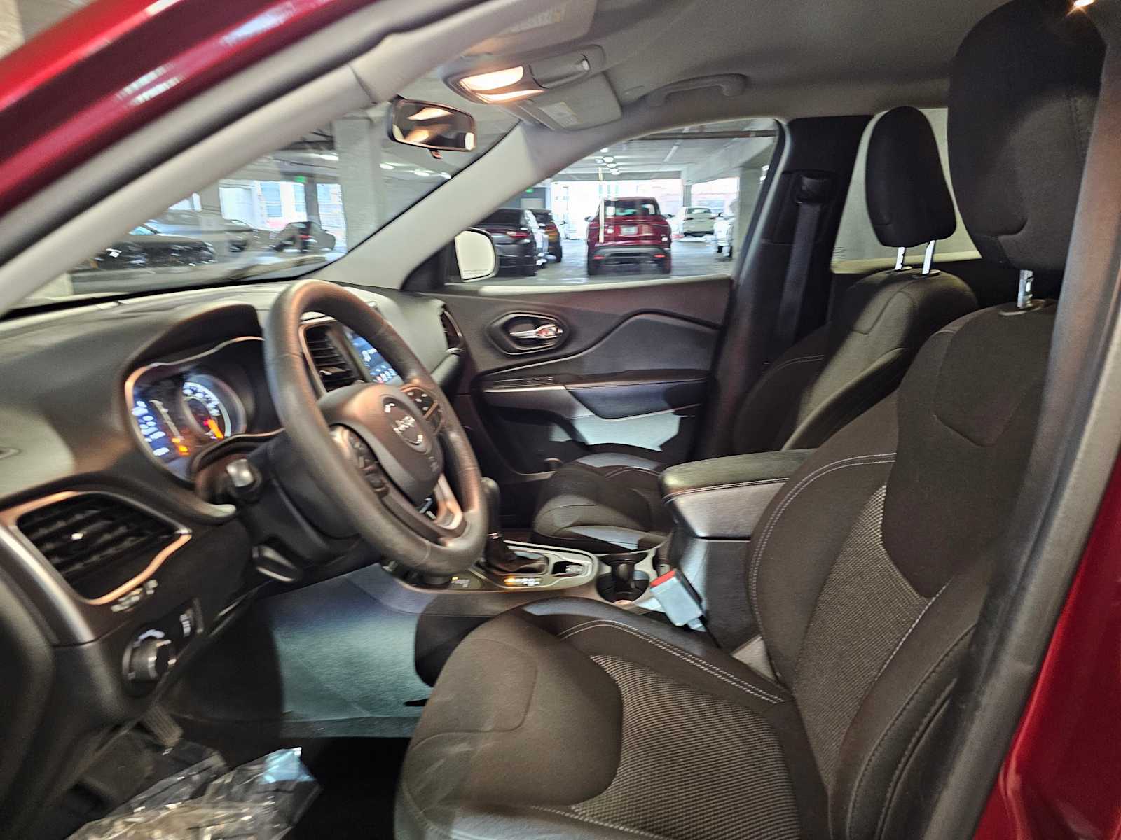 Thumbnail: 2020 Jeep Cherokee - 29