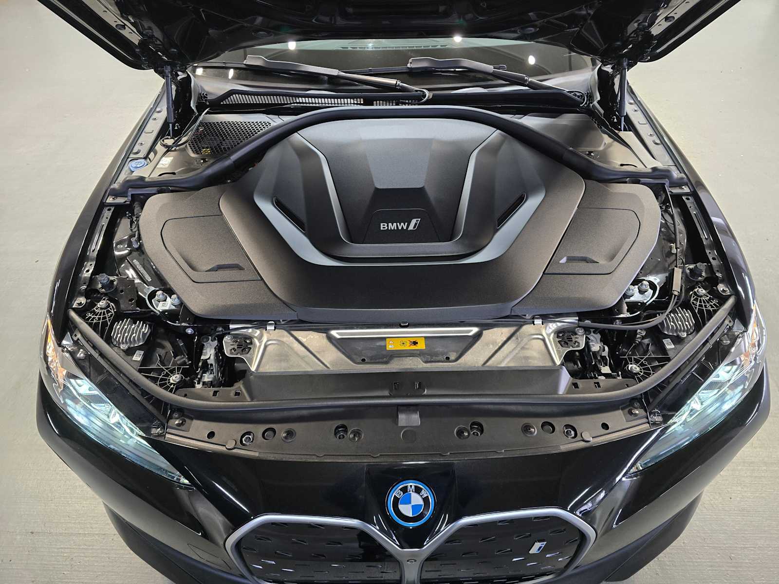 Thumbnail: 2023 BMW i4 - 9