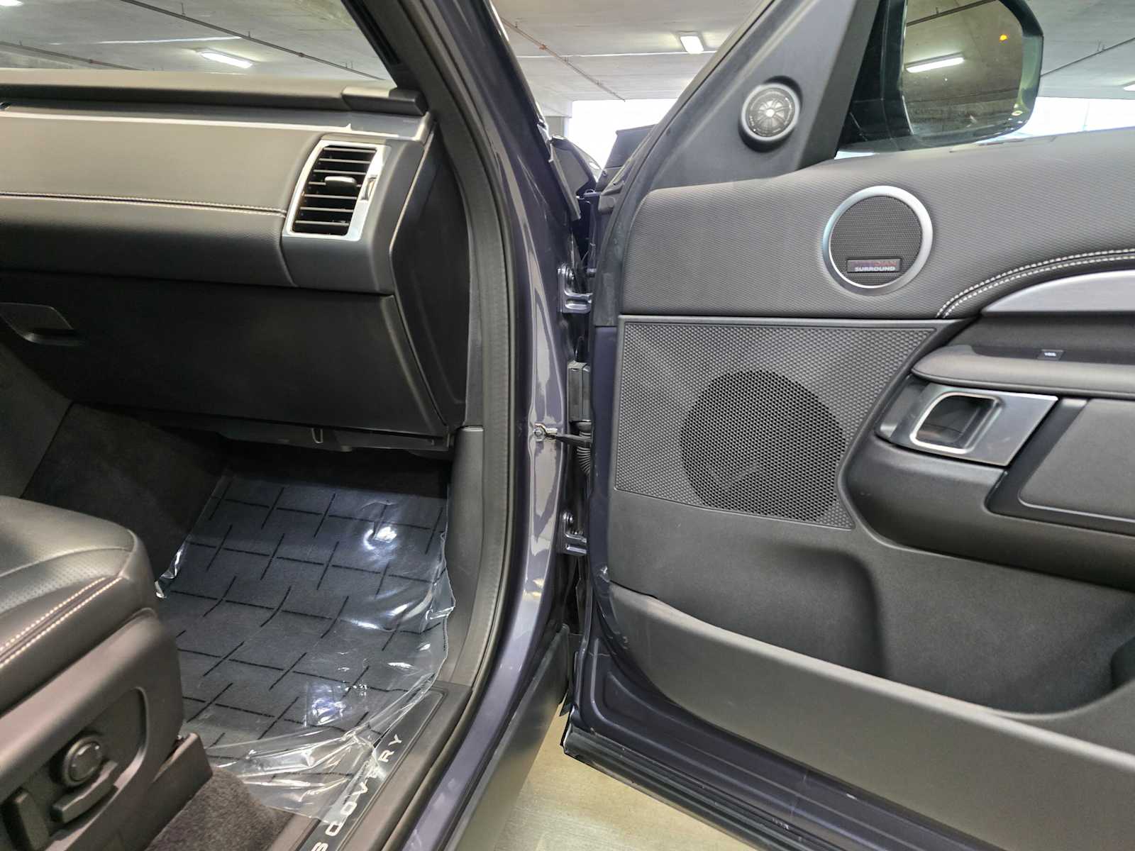 Thumbnail: 2024 Land Rover Discovery - 28