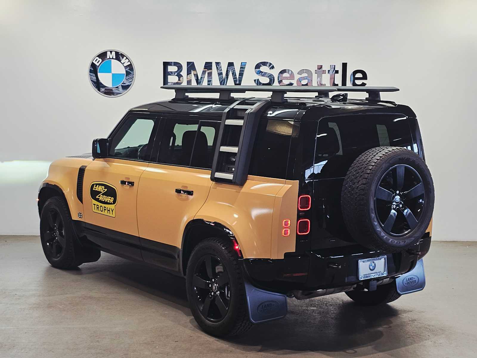 Thumbnail: 2022 Land Rover Defender - 4