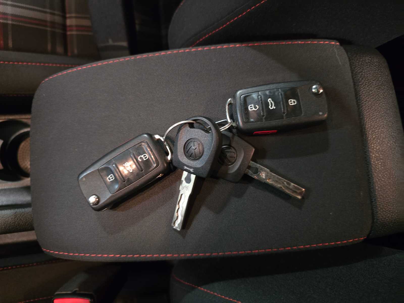 Thumbnail: 2012 Volkswagen Golf - 34