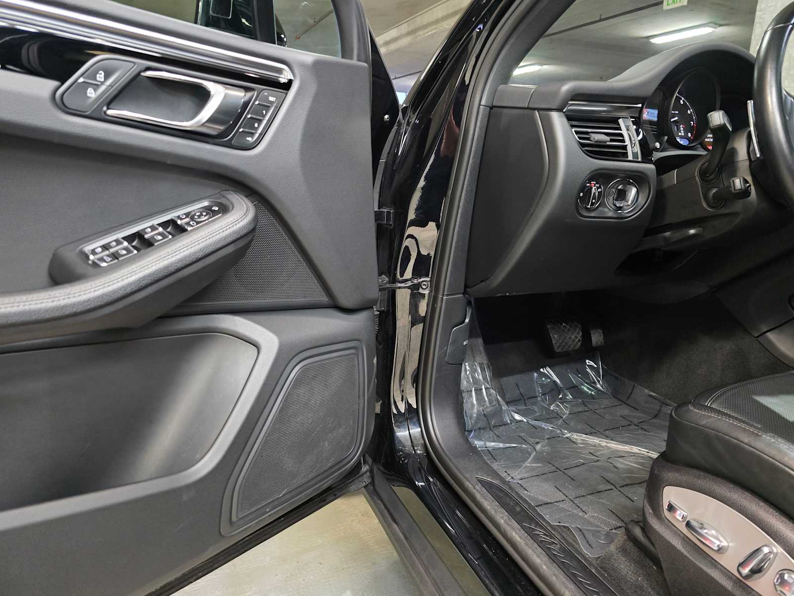 Thumbnail: 2024 Porsche Macan - 24