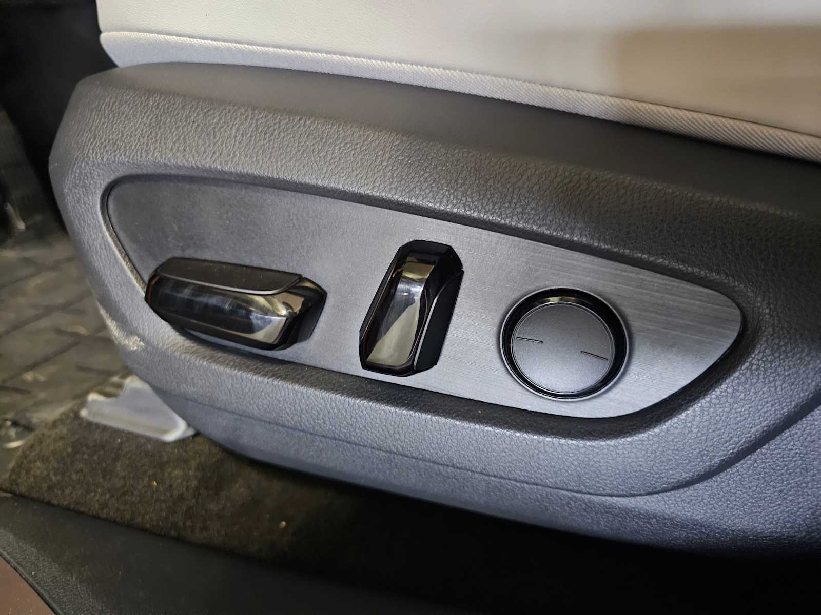 Thumbnail: 2023 Lexus RX - 23