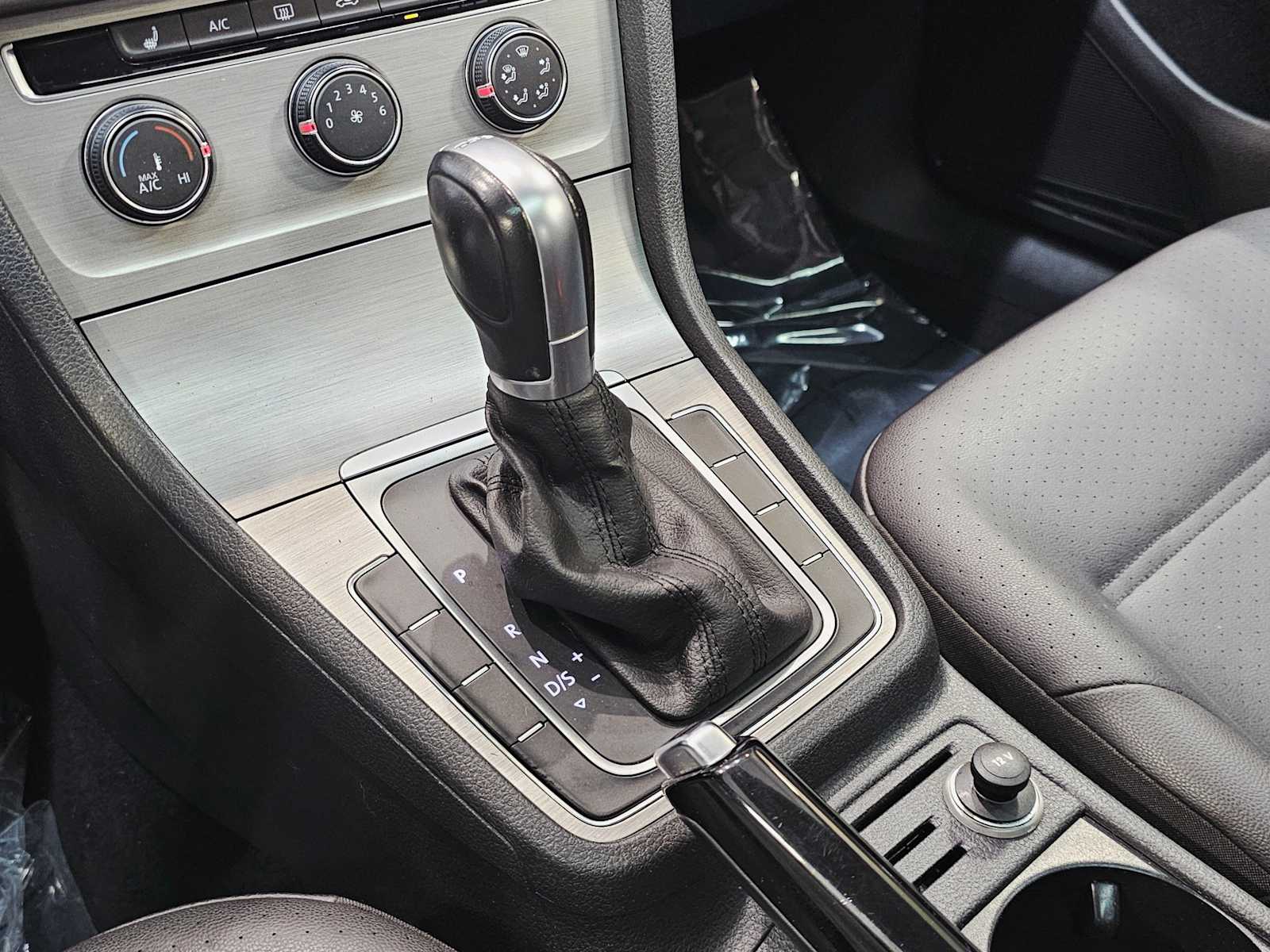 Thumbnail: 2015 Volkswagen Golf - 17