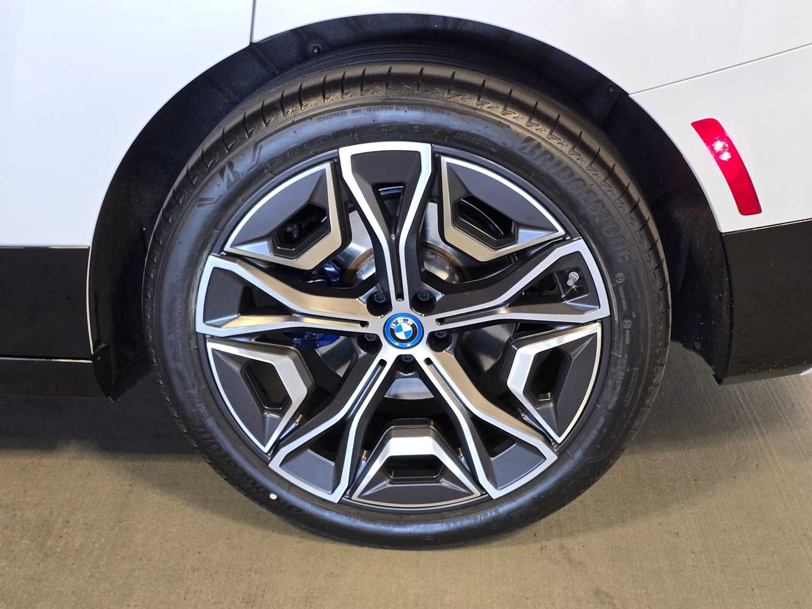 Thumbnail: 2024 BMW iX - 8