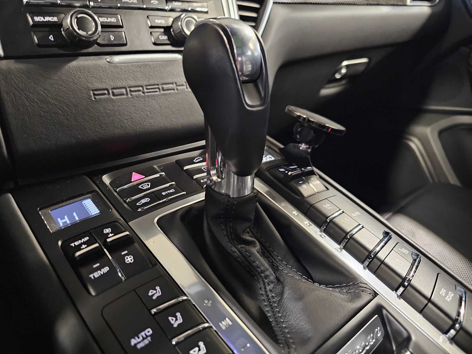 Thumbnail: 2016 Porsche Macan - 23