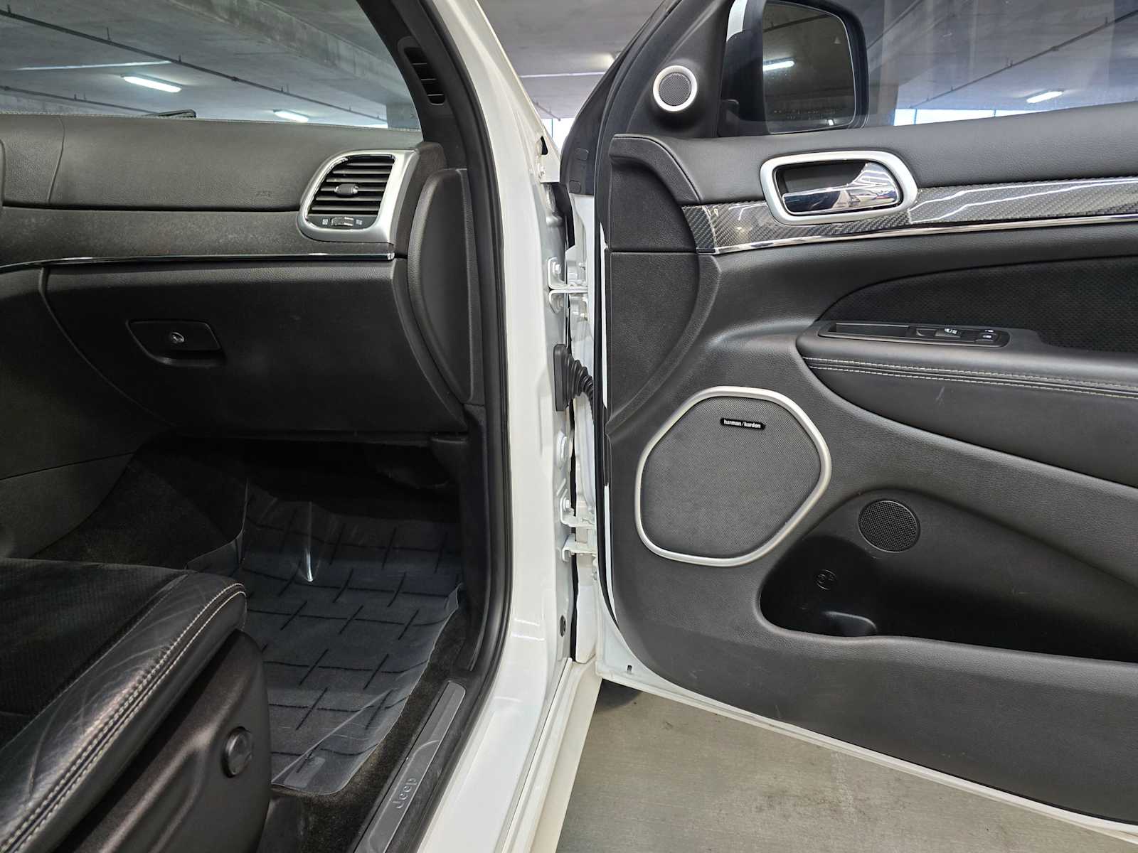 Thumbnail: 2015 Jeep Grand Cherokee - 32