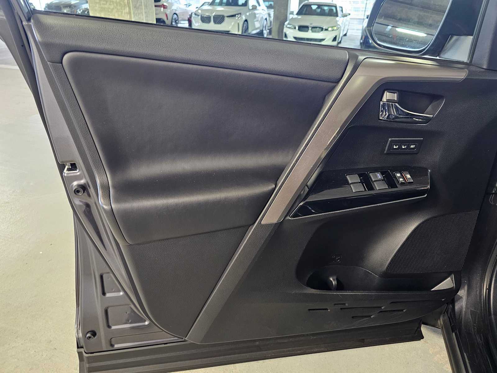 Thumbnail: 2018 Toyota RAV4 - 28