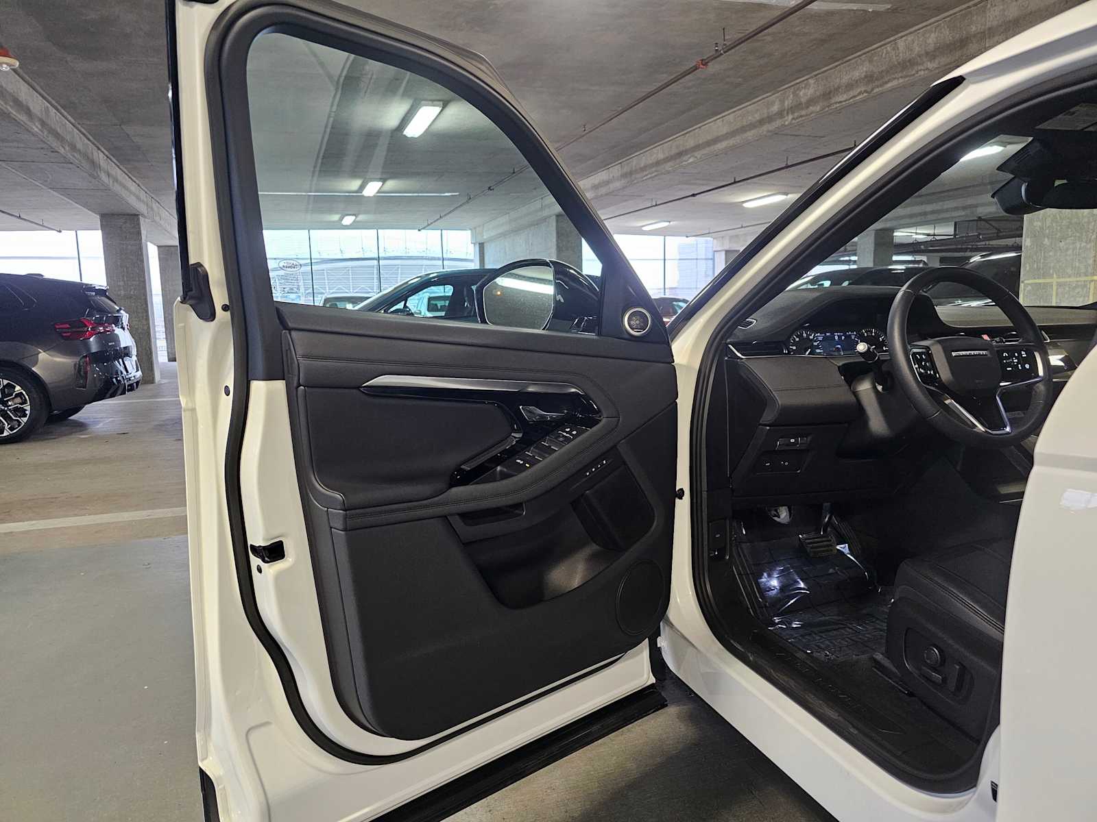 Thumbnail: 2023 Land Rover Range Rover Evoque - 25