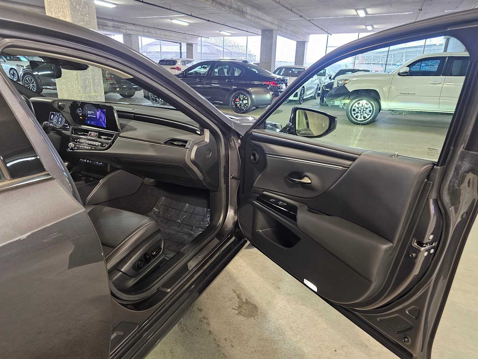 Thumbnail: 2023 Lexus ES - 40