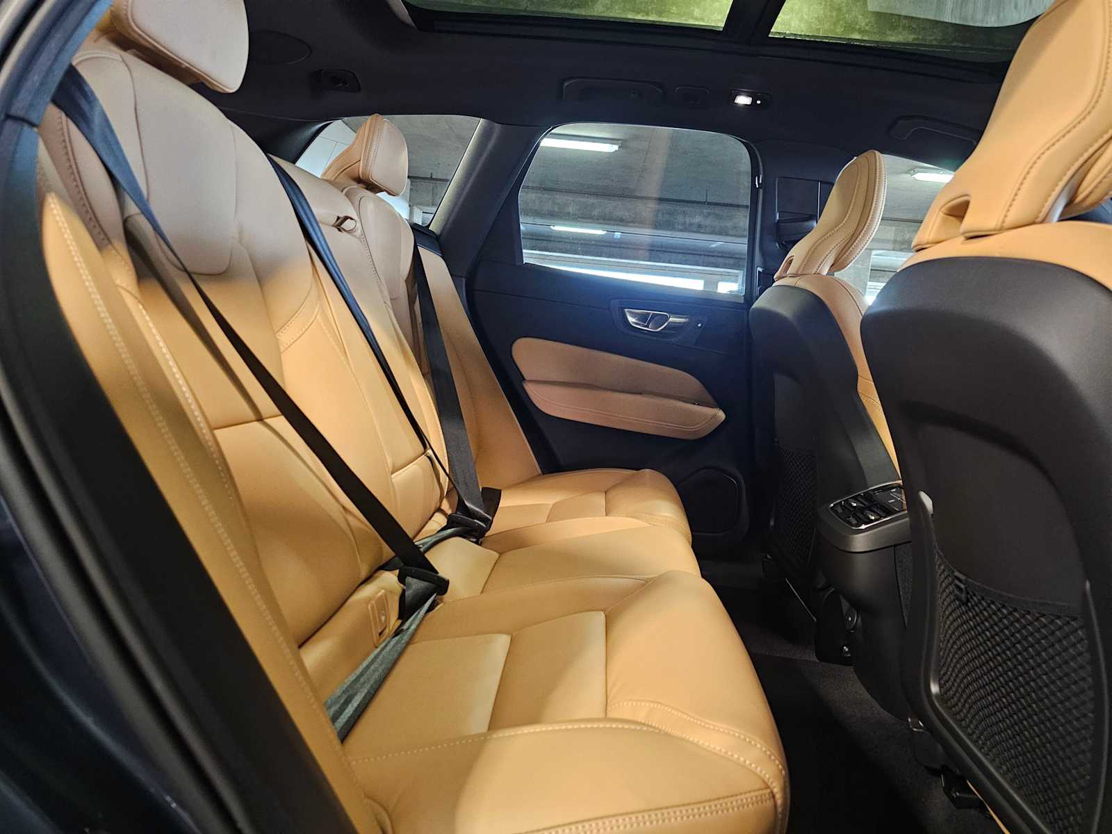 Thumbnail: 2022 Volvo XC60 - 33