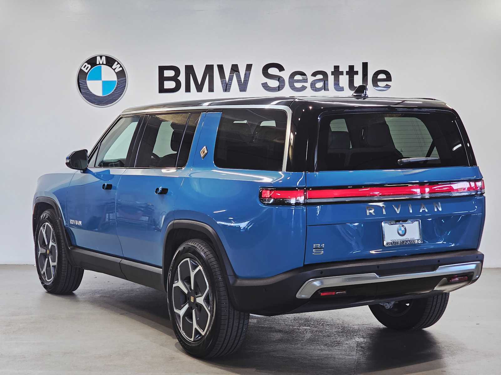 Thumbnail: 2024 Rivian R1S - 4