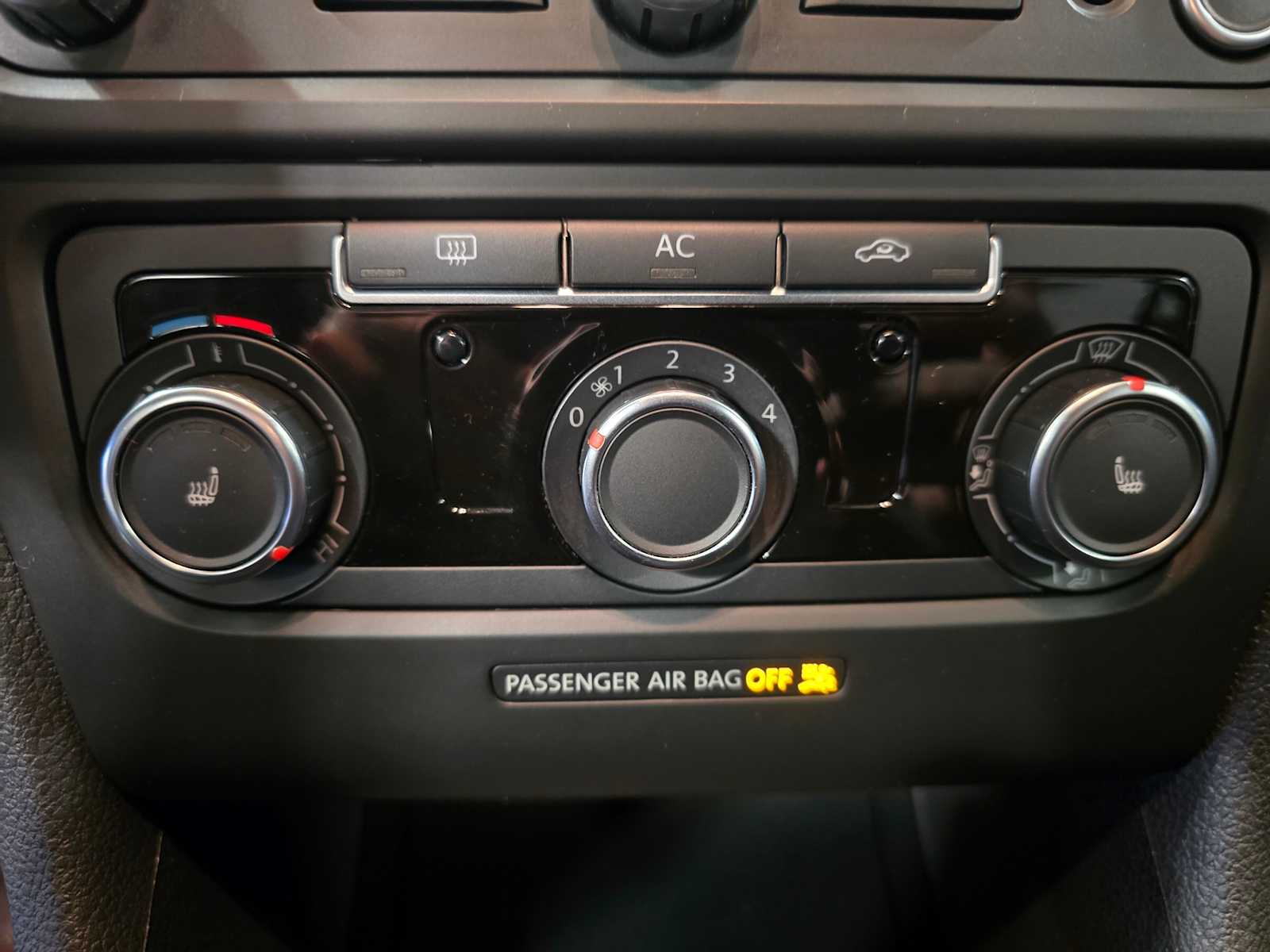 Thumbnail: 2012 Volkswagen Golf - 15