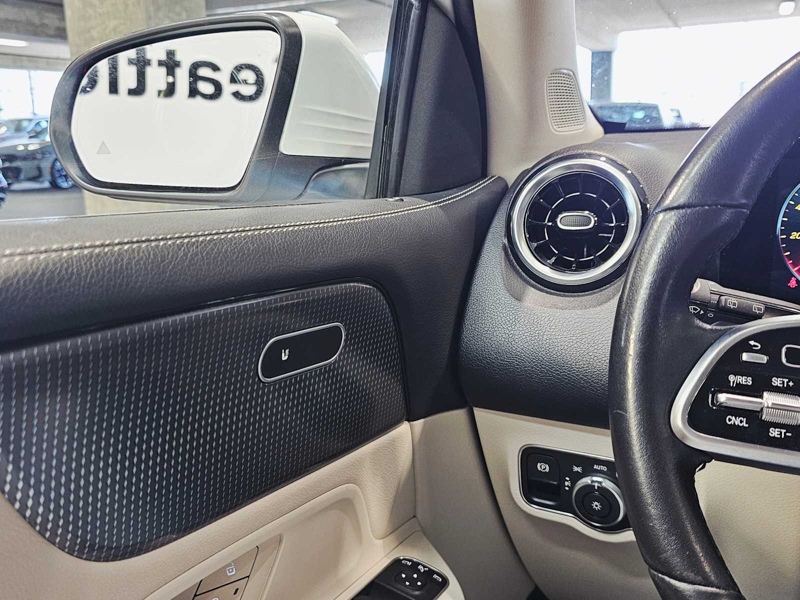 Thumbnail: 2022 Mercedes-Benz GLB - 22