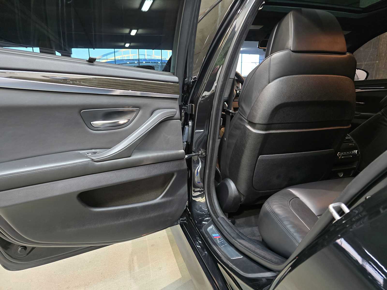 Thumbnail: 2015 BMW M5 - 28