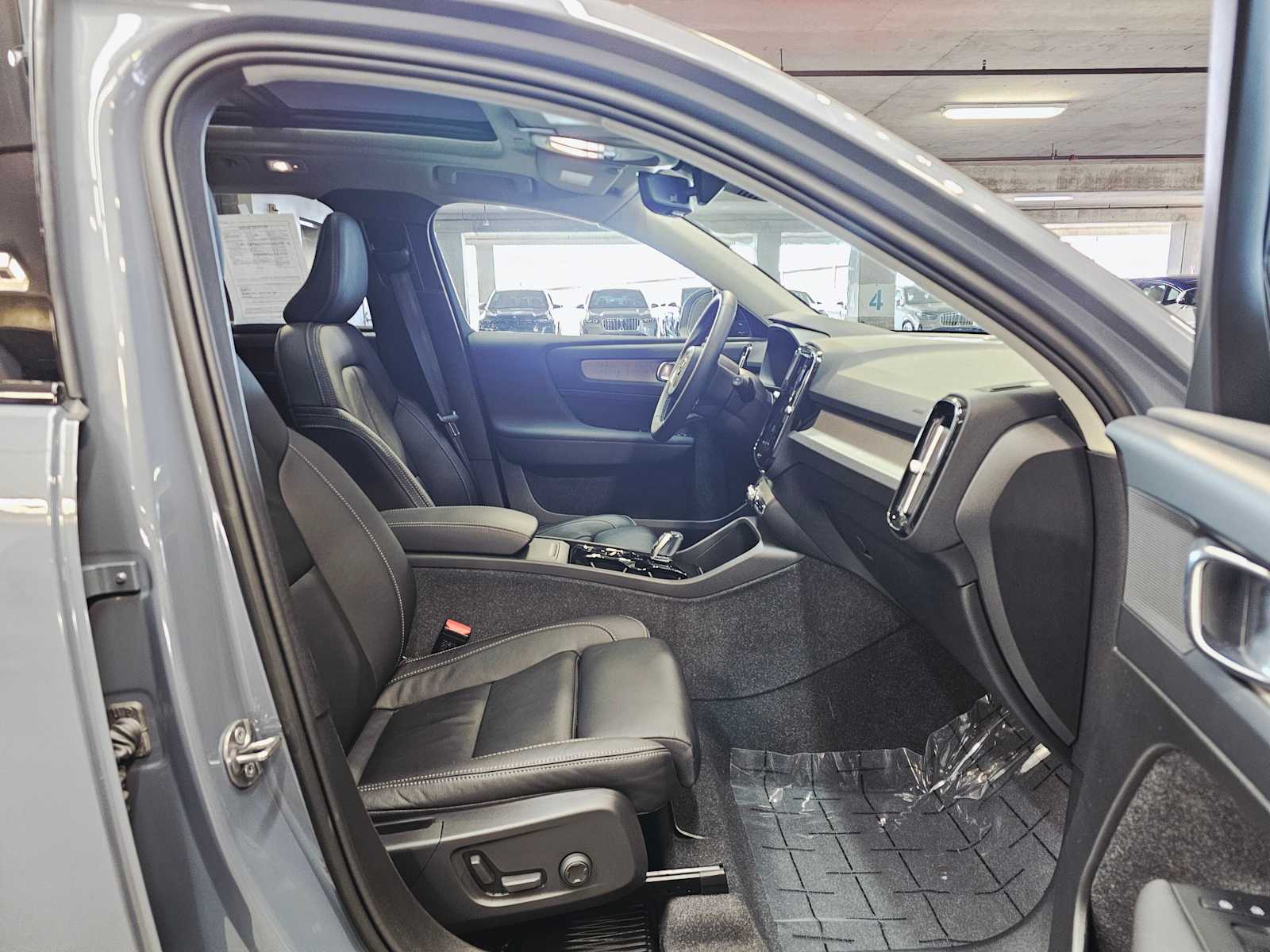 Thumbnail: 2023 Volvo XC40 - 27