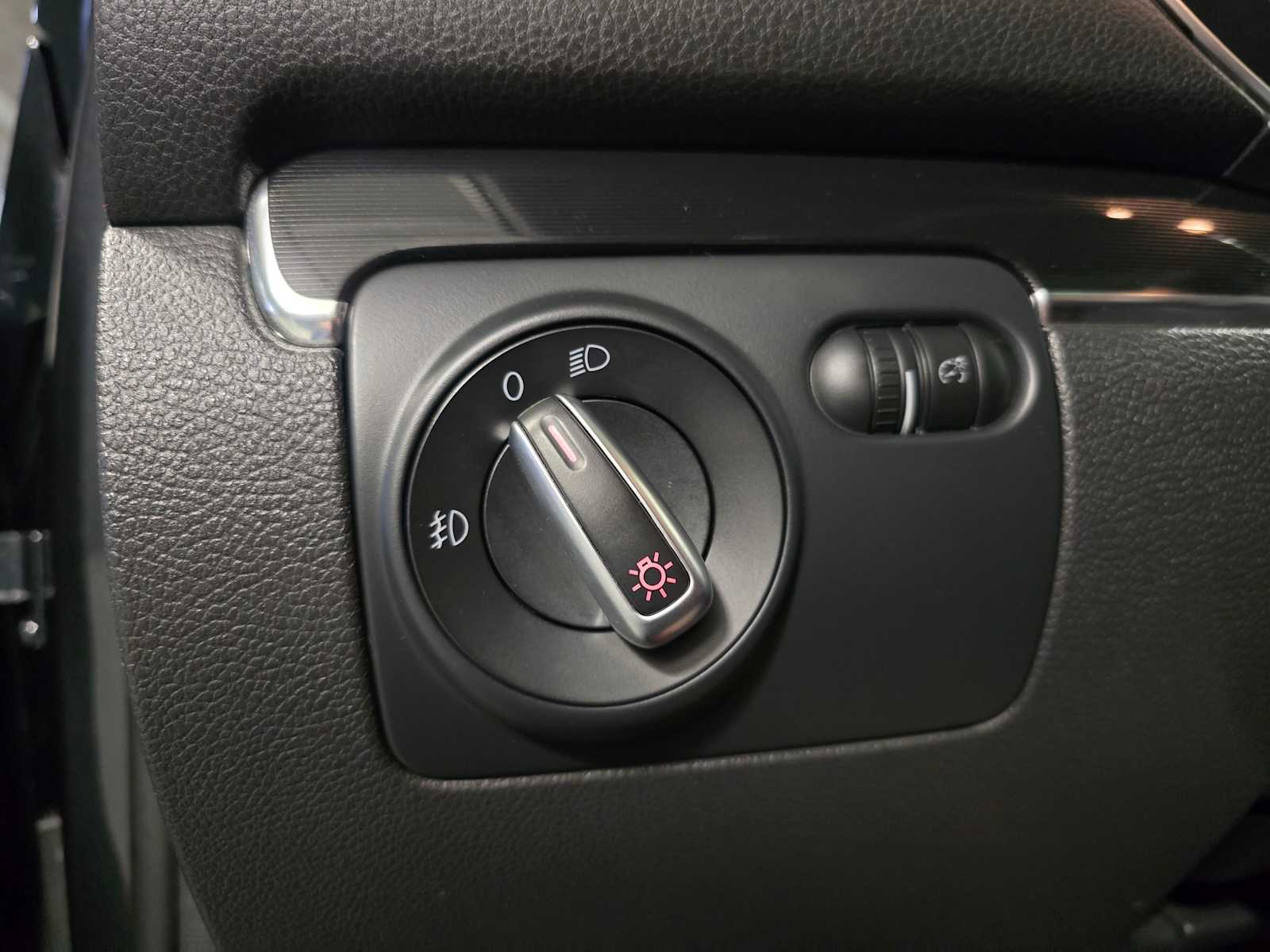 Thumbnail: 2012 Volkswagen Golf - 20