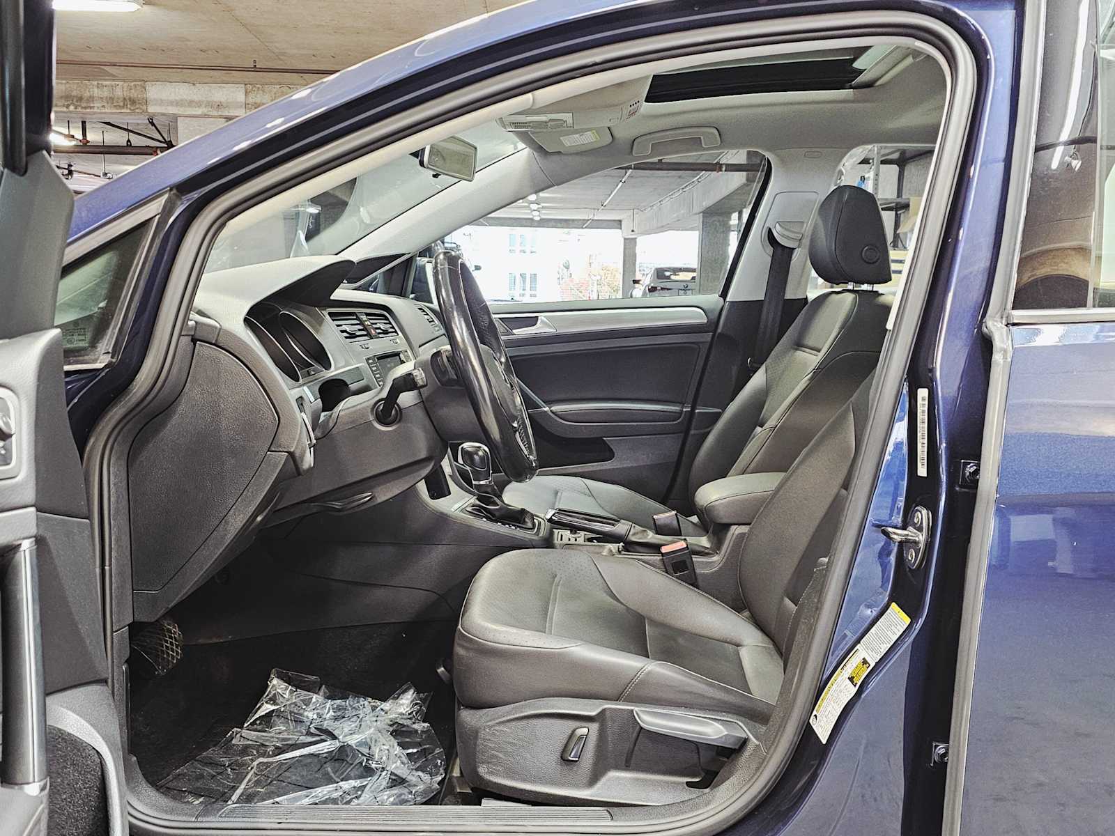 Thumbnail: 2015 Volkswagen Golf - 23