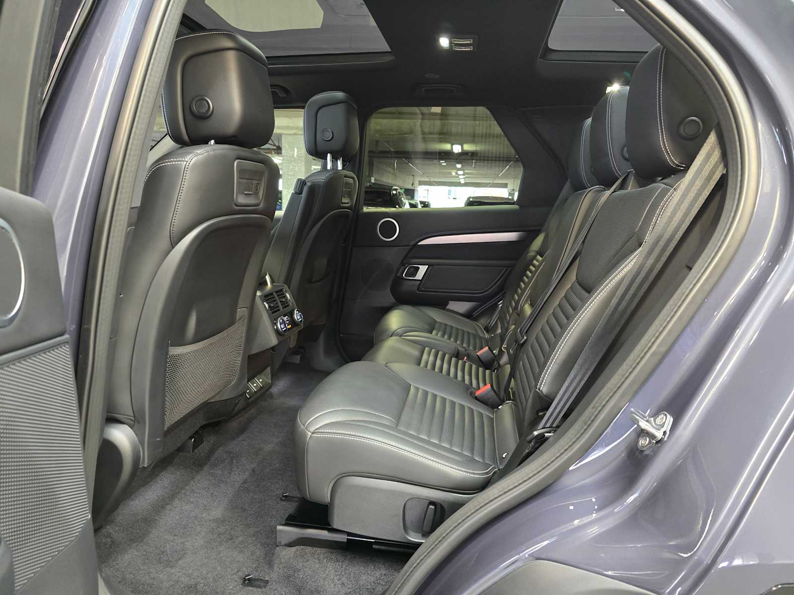 Thumbnail: 2024 Land Rover Discovery - 25