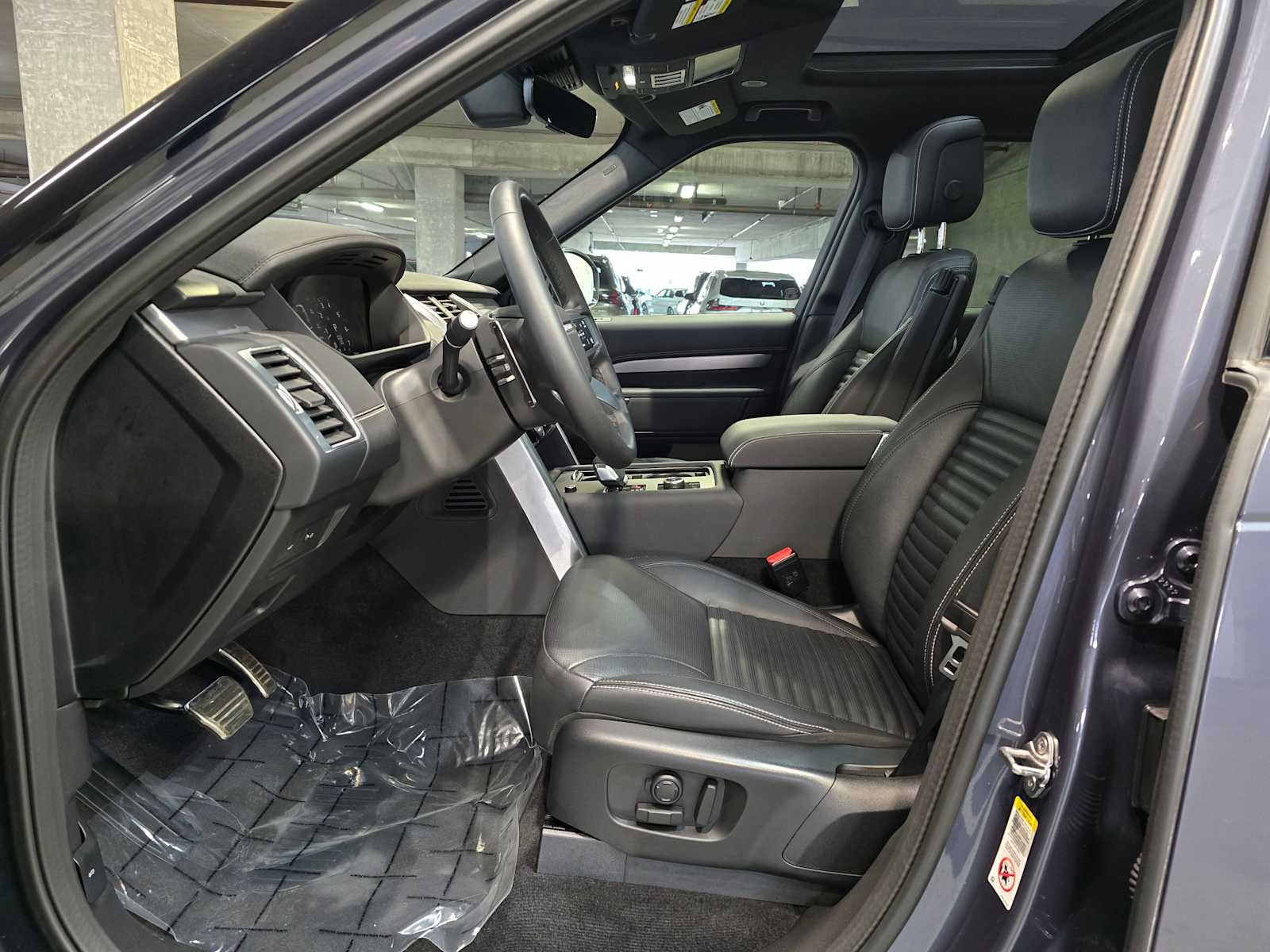 Thumbnail: 2024 Land Rover Discovery - 22