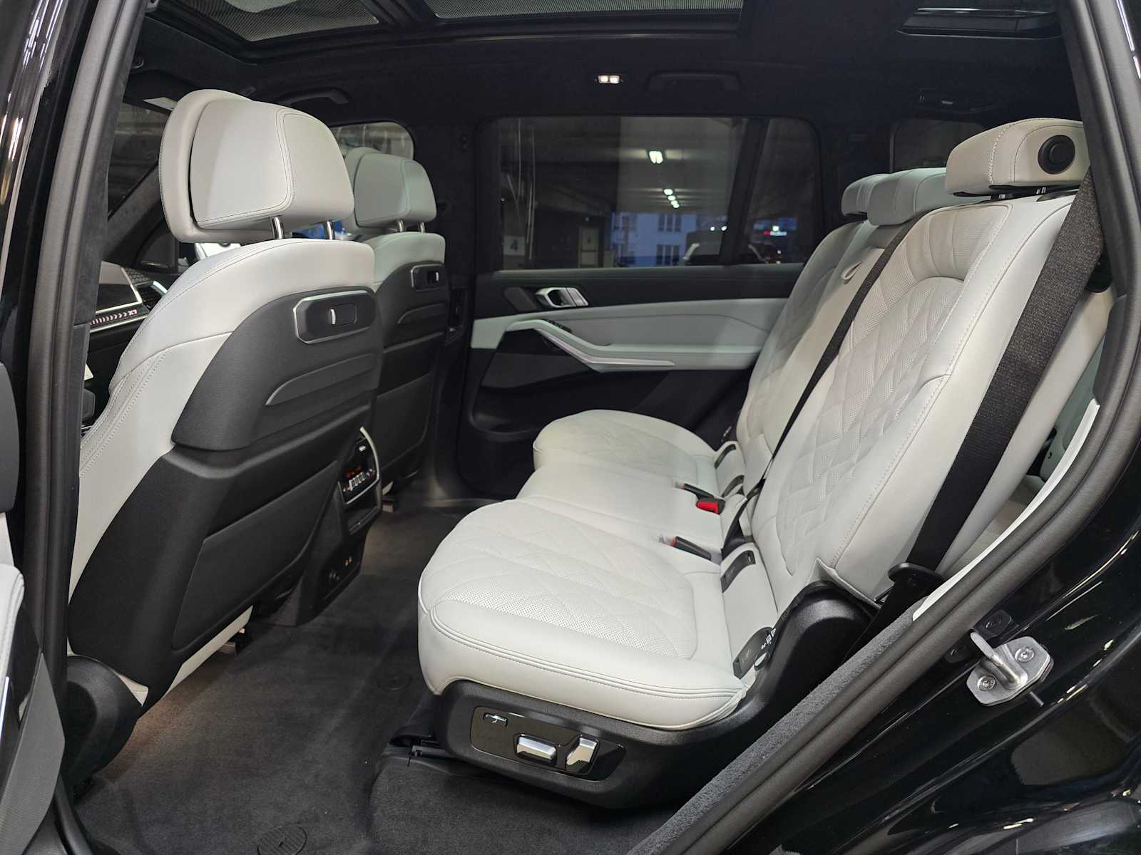 Thumbnail: 2026 BMW X7 - 30