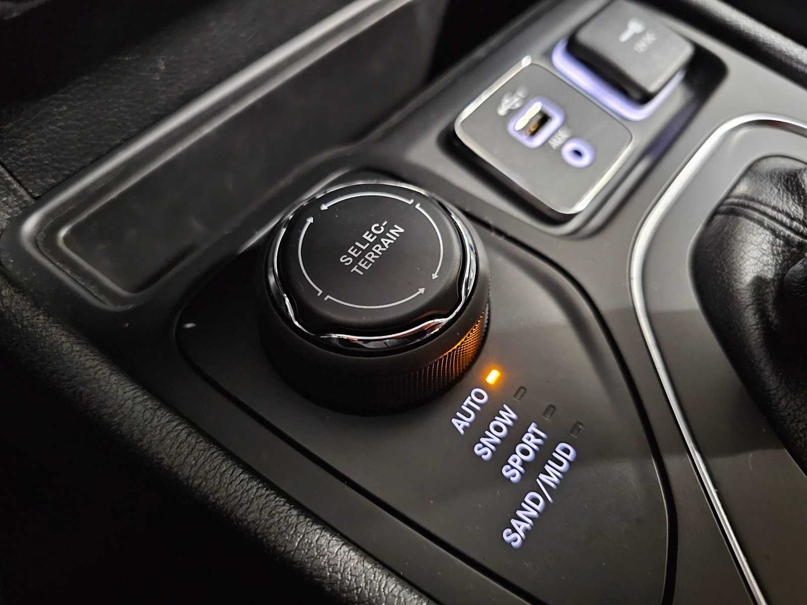 Thumbnail: 2020 Jeep Cherokee - 23