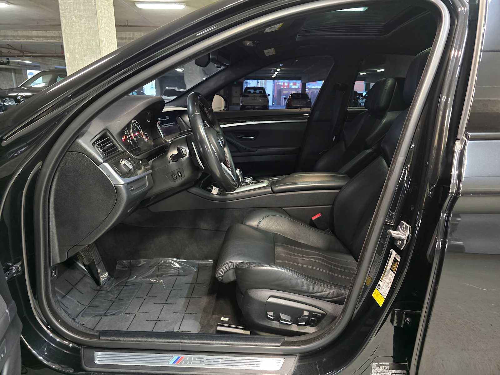 Thumbnail: 2015 BMW M5 - 26