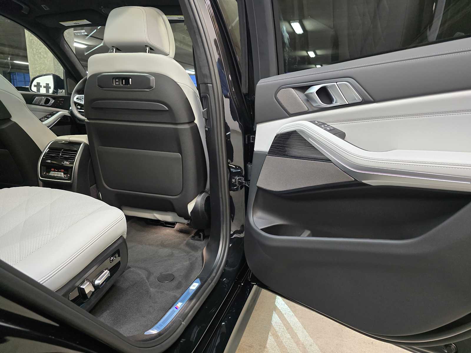 Thumbnail: 2026 BMW X7 - 31