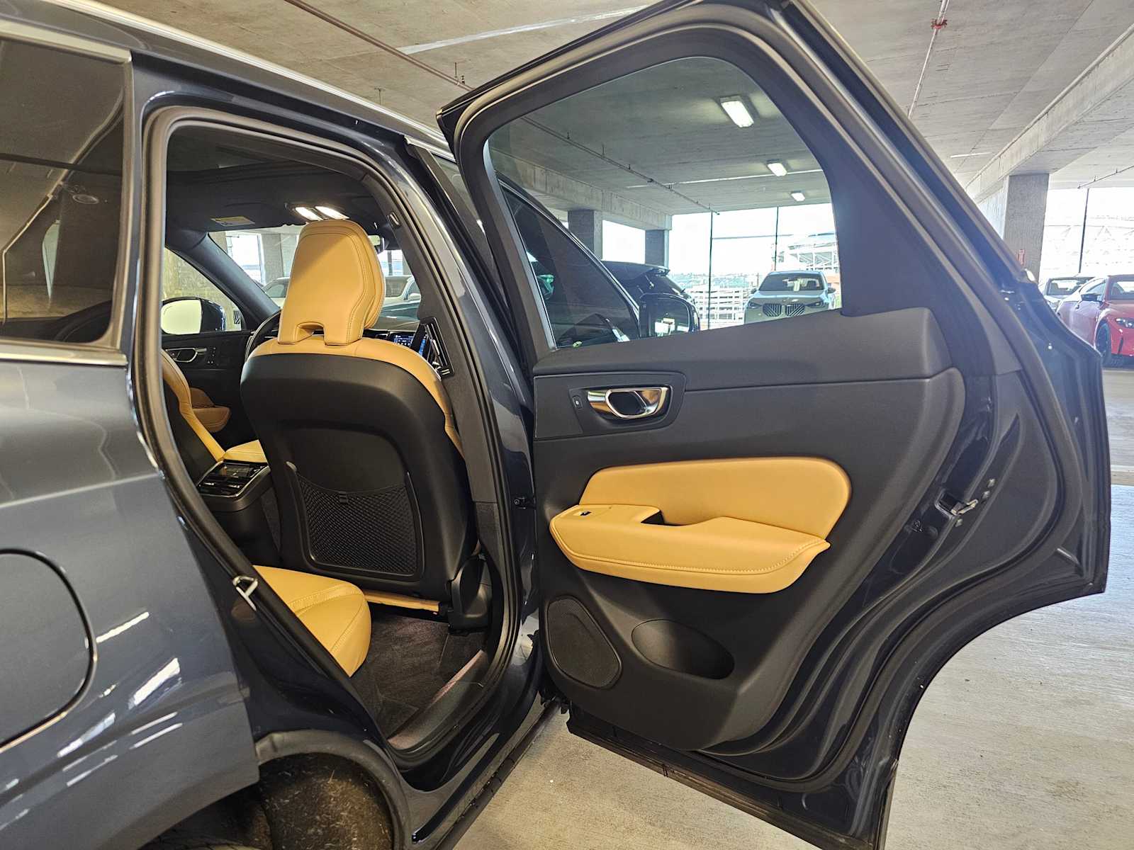 Thumbnail: 2022 Volvo XC60 - 32