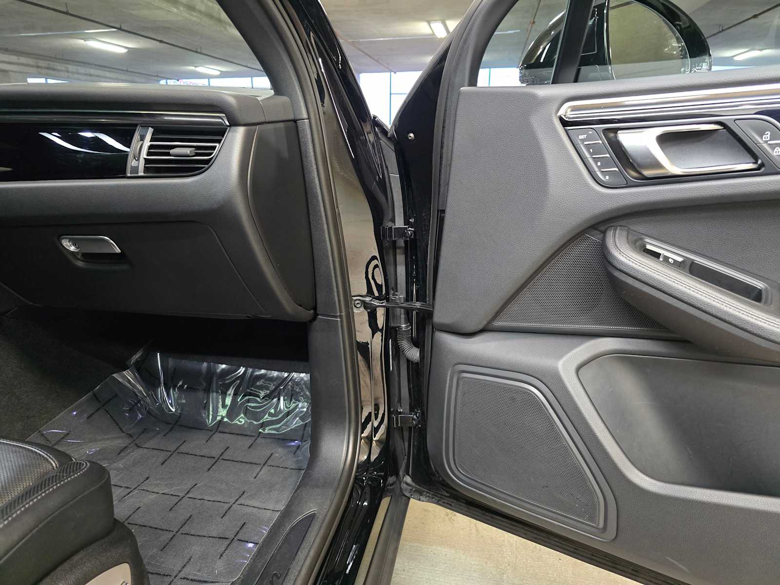 Thumbnail: 2024 Porsche Macan - 31