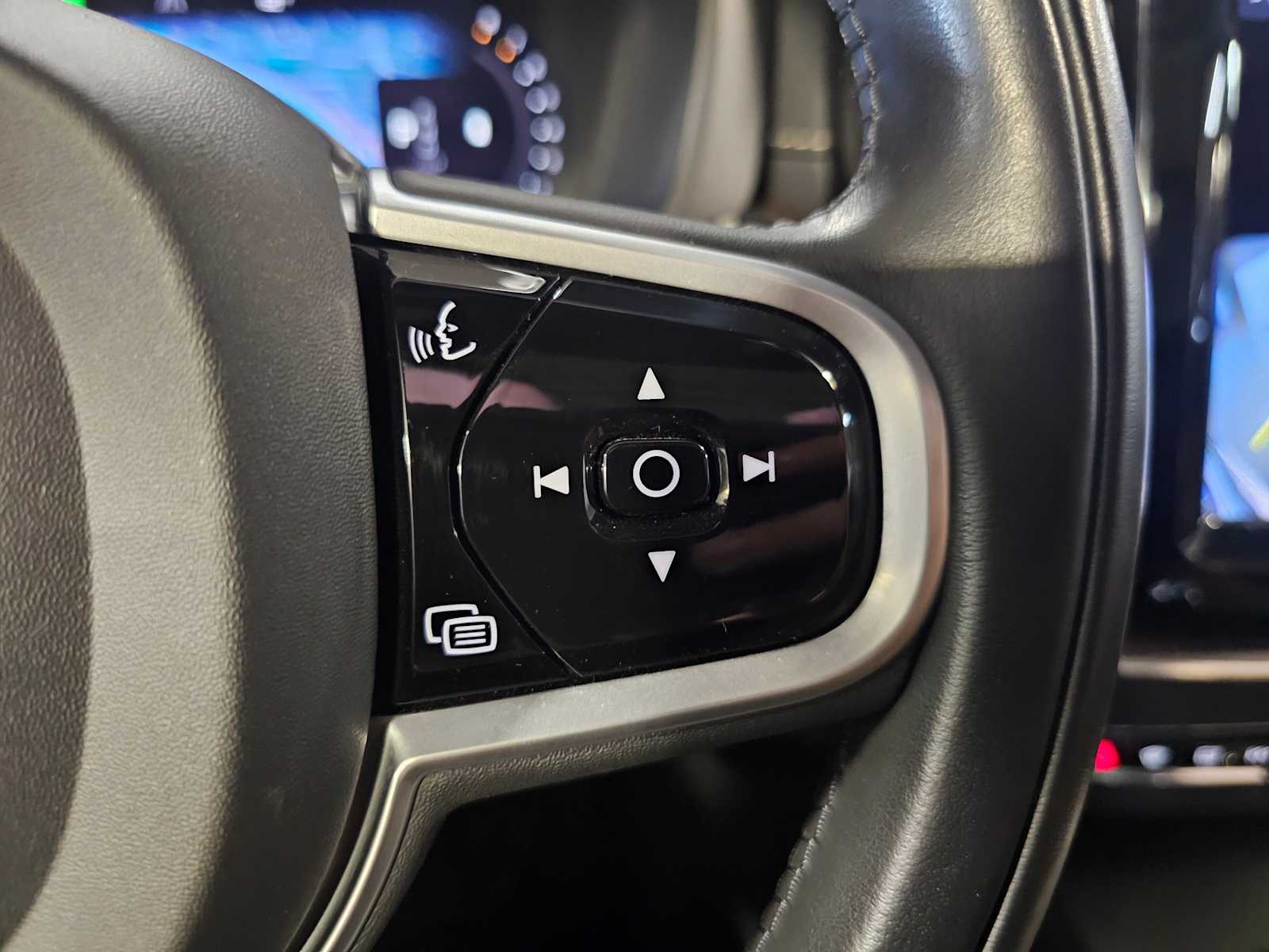 Thumbnail: 2022 Volvo XC60 - 18