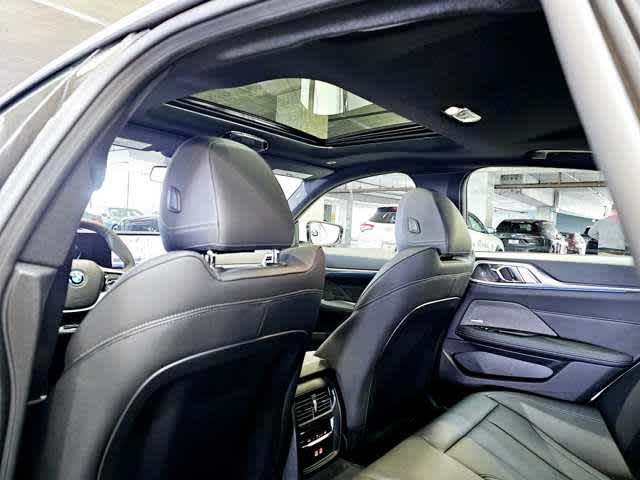 Thumbnail: 2025 BMW i4 - 25