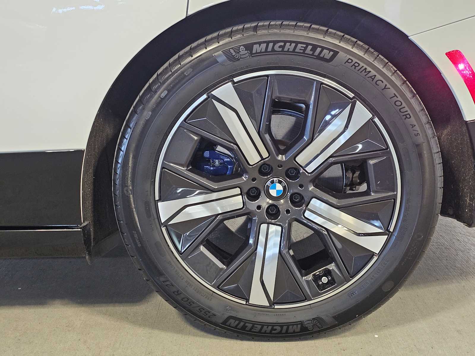 Thumbnail: 2023 BMW iX - 8