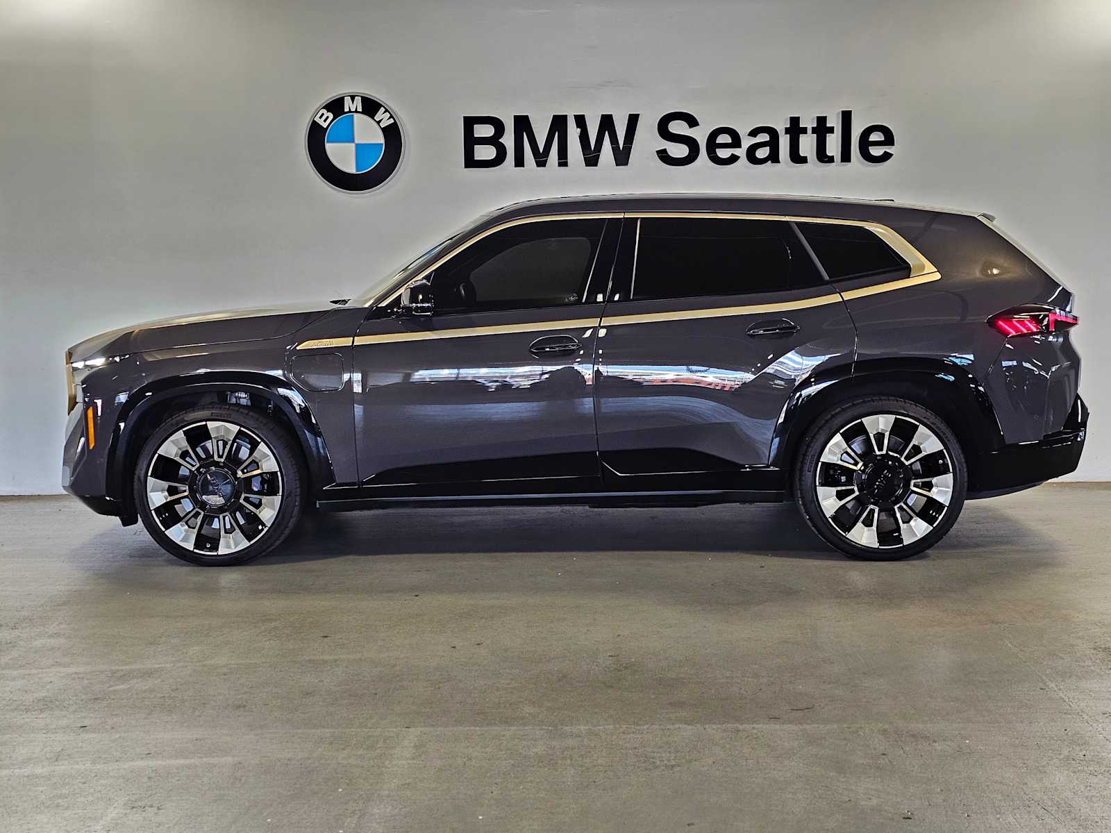 Thumbnail: 2023 BMW XM - 3