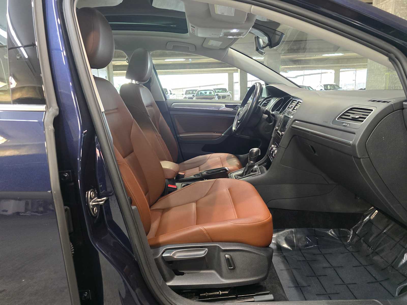 Thumbnail: 2017 Volkswagen Golf - 32