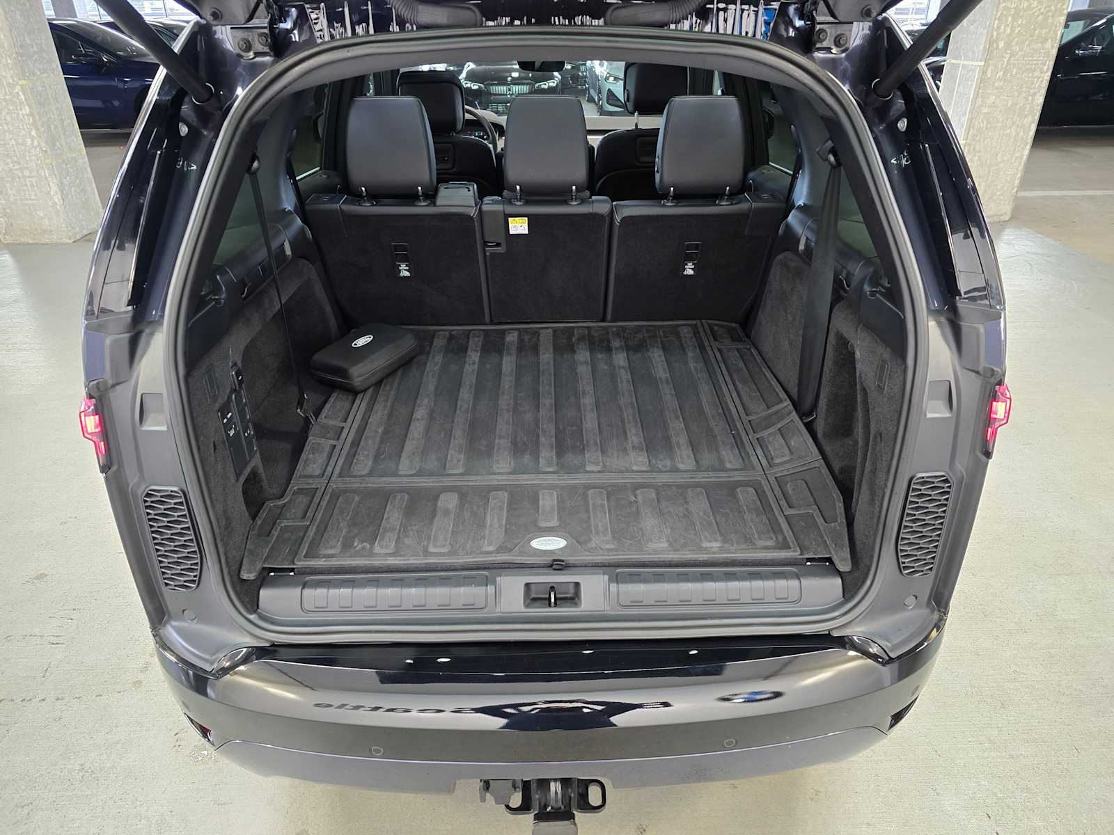 Thumbnail: 2024 Land Rover Discovery - 31