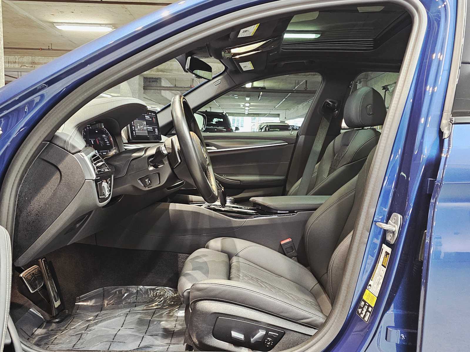 Thumbnail: 2023 BMW 5 Series - 23