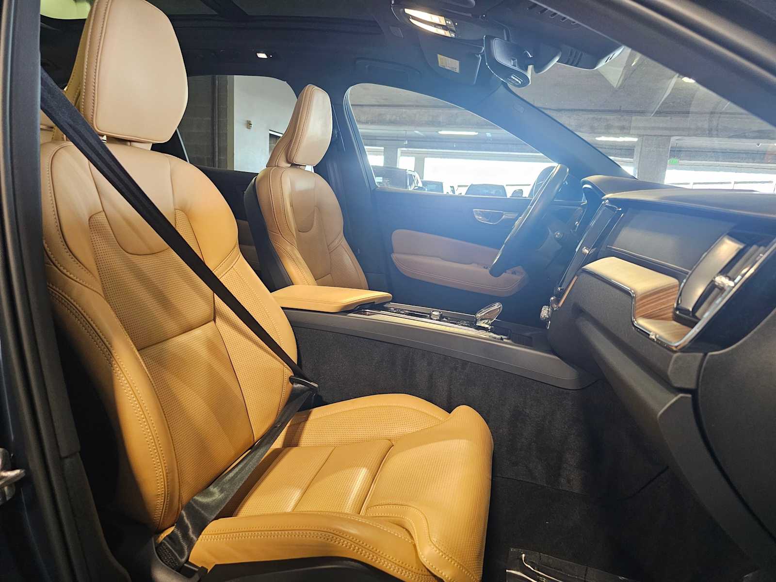 Thumbnail: 2022 Volvo XC60 - 35