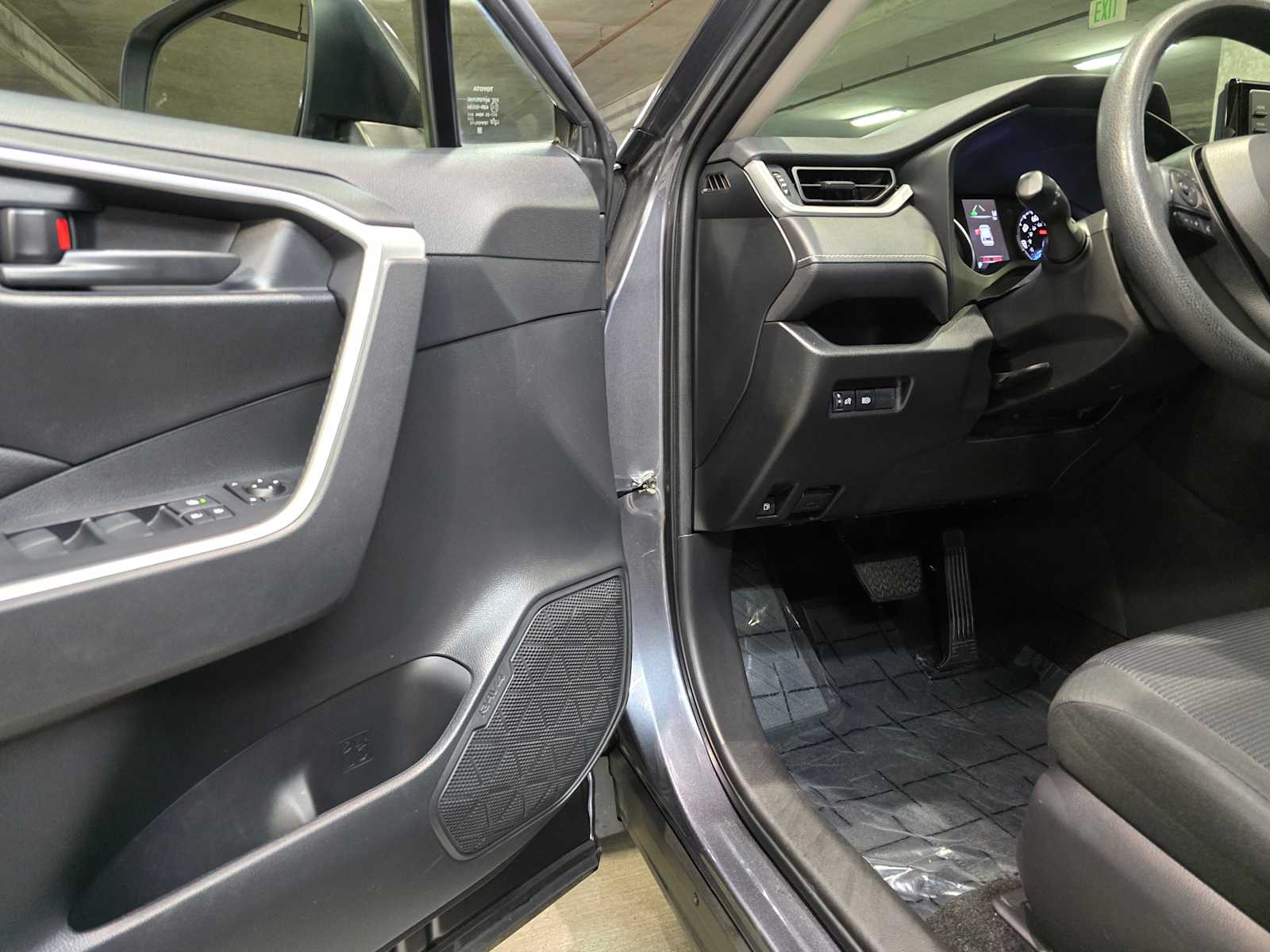 Thumbnail: 2022 Toyota RAV4 - 22