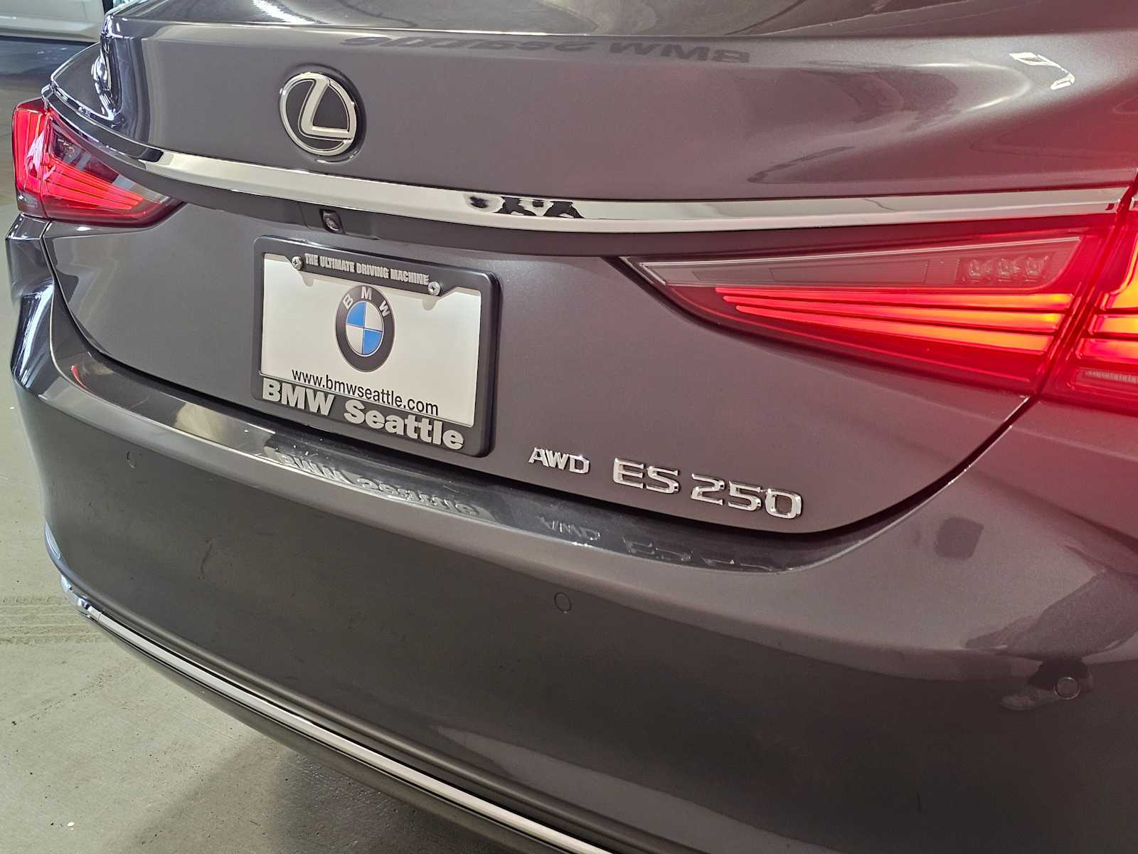 Thumbnail: 2023 Lexus ES - 7