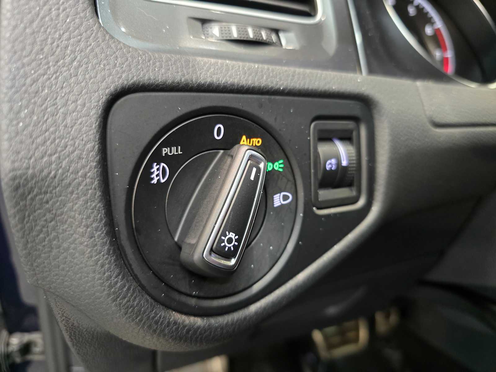 Thumbnail: 2017 Volkswagen Golf - 21